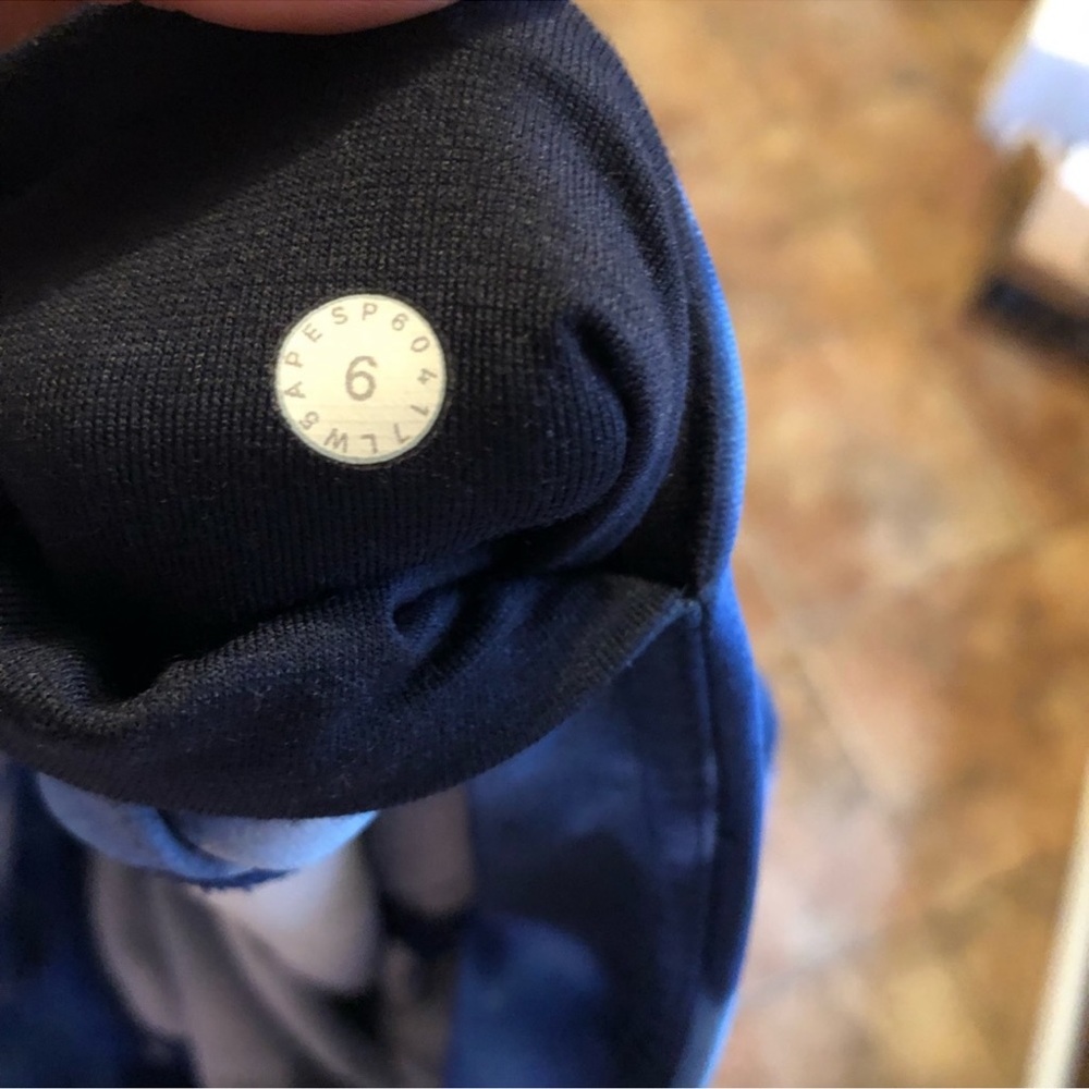 Lululemon Blue Patterned Leggings - Picture 4 of 4